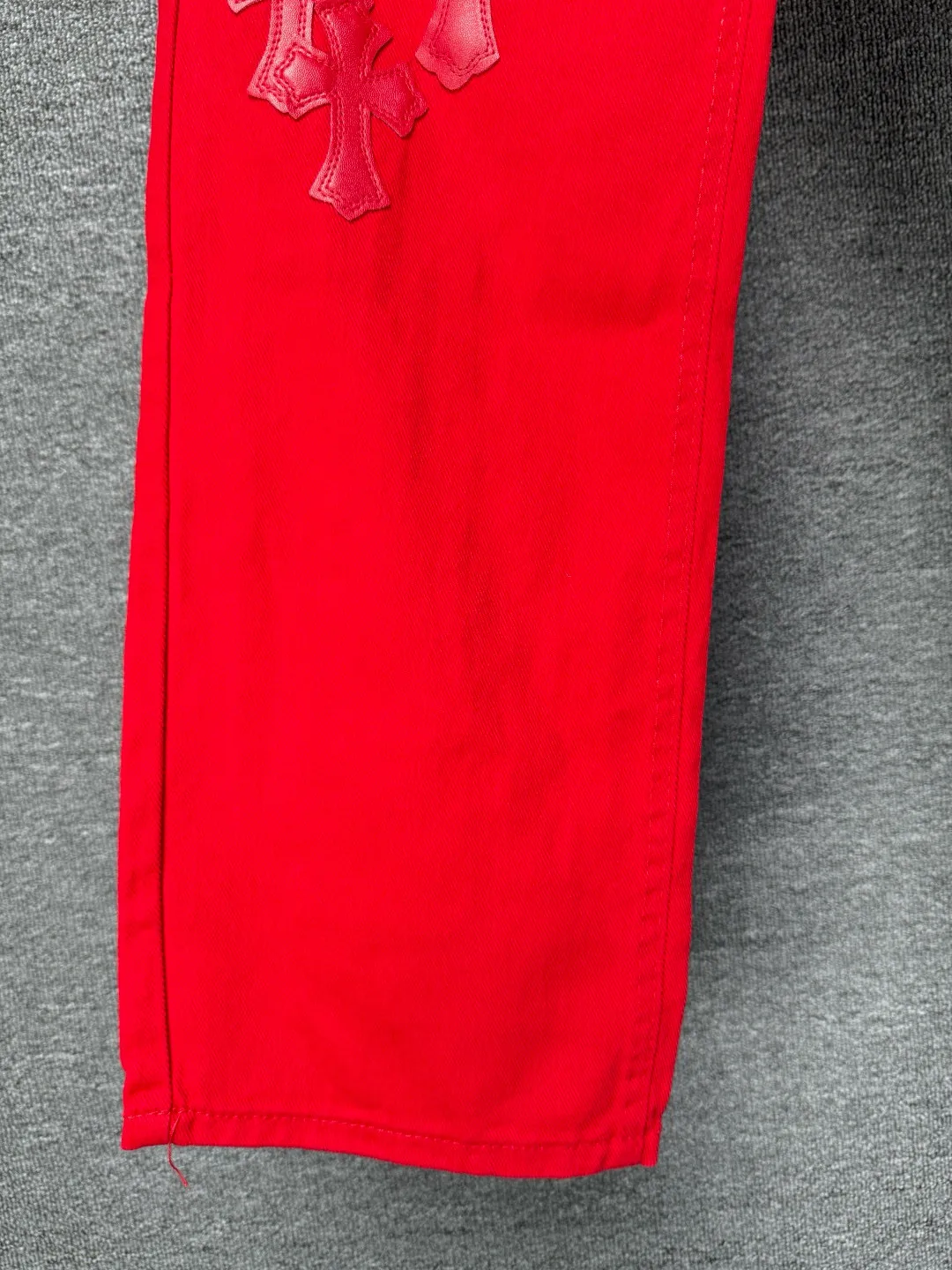 P270 💰 (Top version) CHROME HEARTS 25ss dopamine Chinese red cross leather washed jeans - Full of exploring the ultimate in fashion, Chrome Hearts' new Chrome Hearts pants not only present a unique style, the fresh ice blue color looks particularly youthful and energetic. The mid-high waist design is paired with a lazy and casual style, which not only shows long legs but also maintains a casual feel. It is a must-have fashion choice for trendy men and trendy women. Color: Dopamine Red Size: 28-30-32-34 (corresponds to S-M-L-XL)